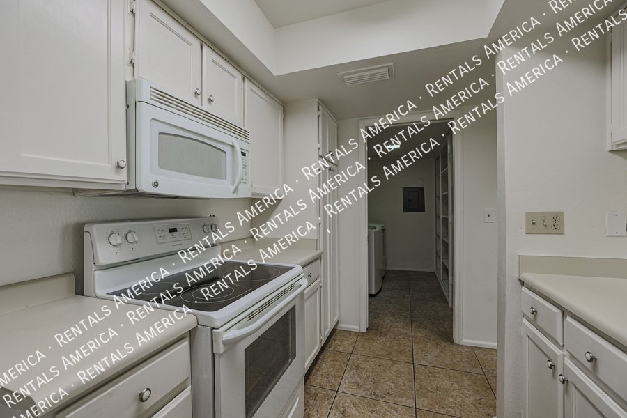 MI SPECIAL! Cute 2 Bed 2 Bath Townhome in Tempe! This is a Must See! property image