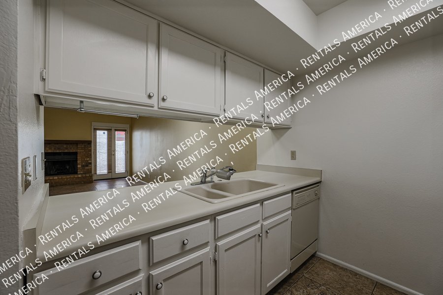 MI SPECIAL! Cute 2 Bed 2 Bath Townhome in Tempe! This is a Must See! property image