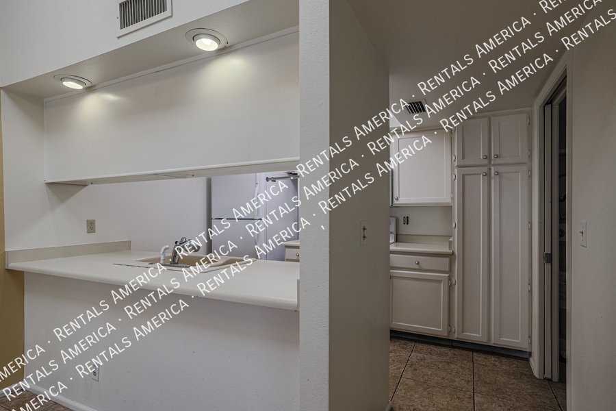 MI SPECIAL! Cute 2 Bed 2 Bath Townhome in Tempe! This is a Must See! property image