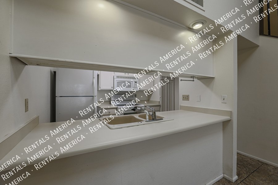 MI SPECIAL! Cute 2 Bed 2 Bath Townhome in Tempe! This is a Must See! property image