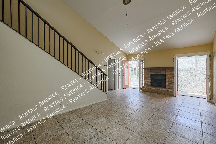 MI SPECIAL! Cute 2 Bed 2 Bath Townhome in Tempe! This is a Must See! property image