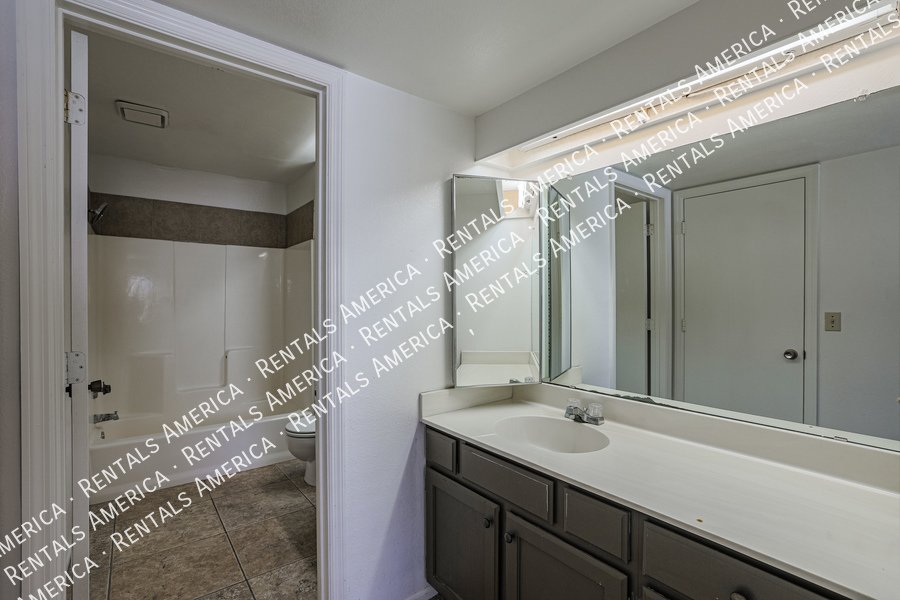 MI SPECIAL! Cute 2 Bed 2 Bath Townhome in Tempe! This is a Must See! property image