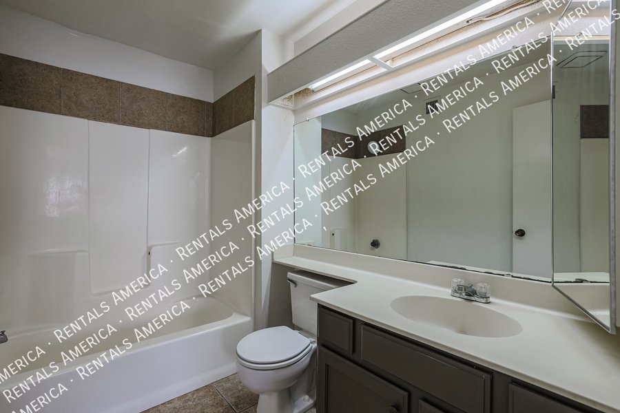 MI SPECIAL! Cute 2 Bed 2 Bath Townhome in Tempe! This is a Must See! property image