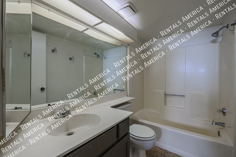 MI SPECIAL! Cute 2 Bed 2 Bath Townhome in Tempe! This is a Must See! property image