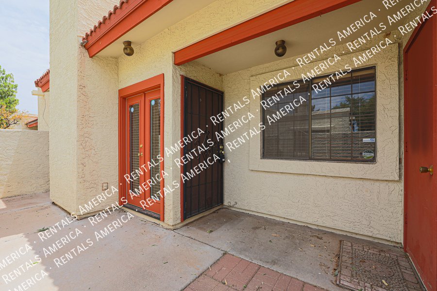 MI SPECIAL! Cute 2 Bed 2 Bath Townhome in Tempe! This is a Must See! property image