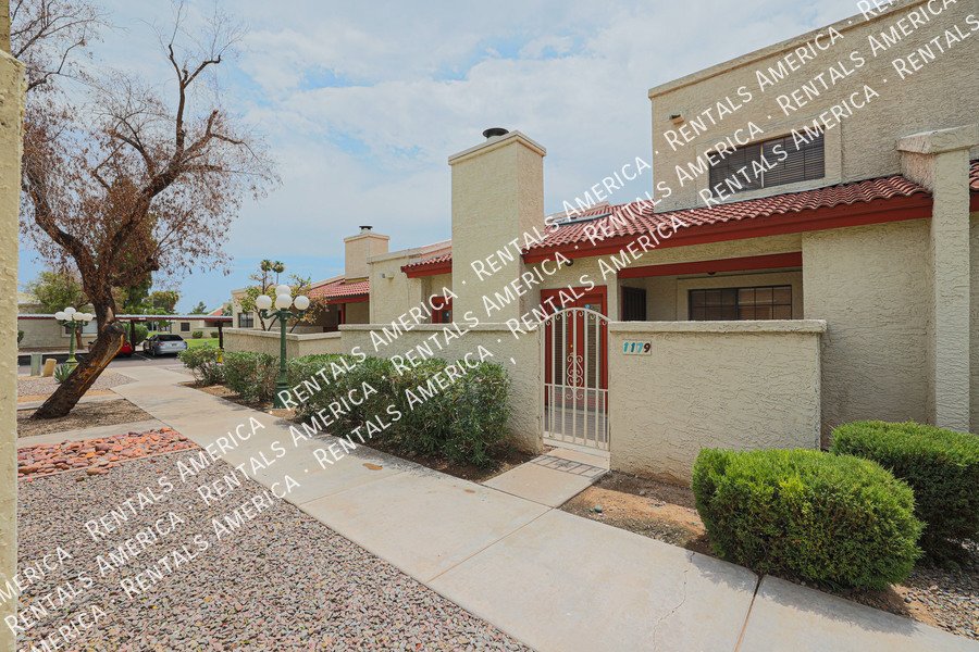 MI SPECIAL! Cute 2 Bed 2 Bath Townhome in Tempe! This is a Must See! property image
