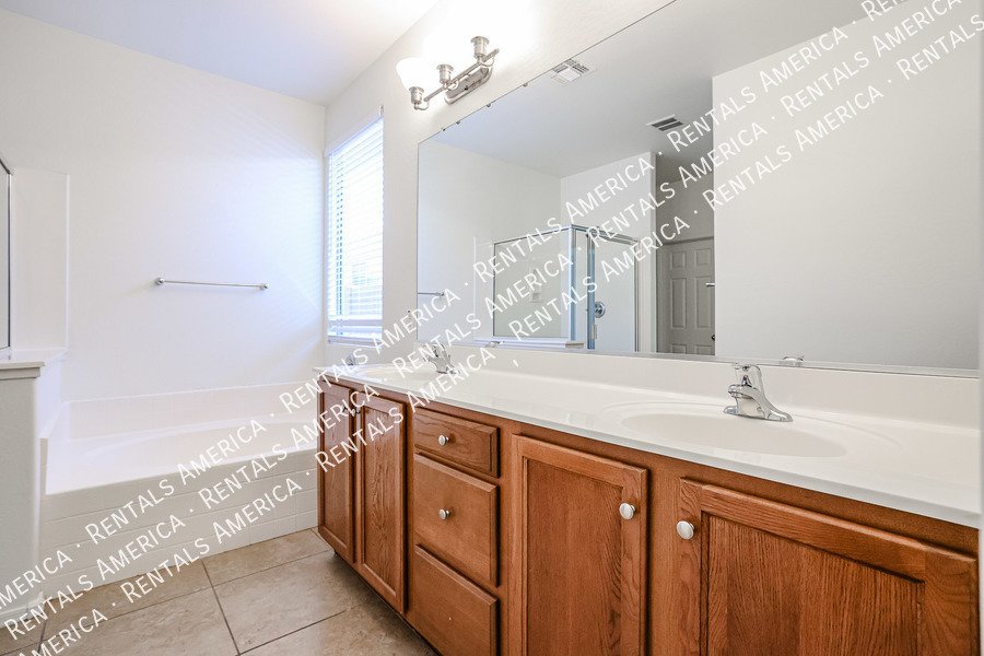Beautiful 3BD 2BA home with POOL and SOLAR in Laveen Meadows! property image