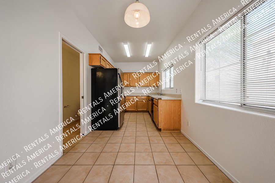 Tempe 2BR Home with 2-Car Garage, Washer/Dryer & Great L property image