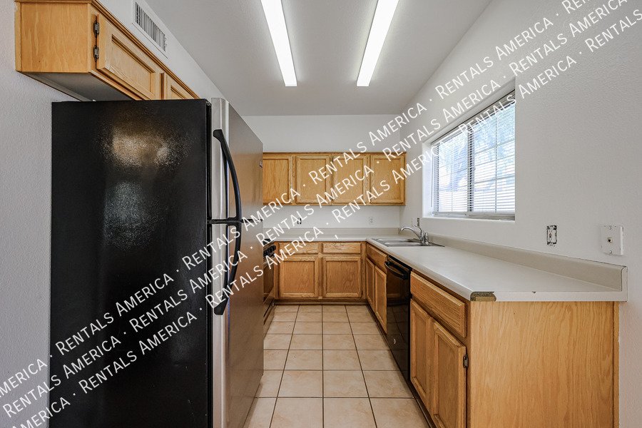 Tempe 2BR Home with 2-Car Garage, Washer/Dryer & Great L property image