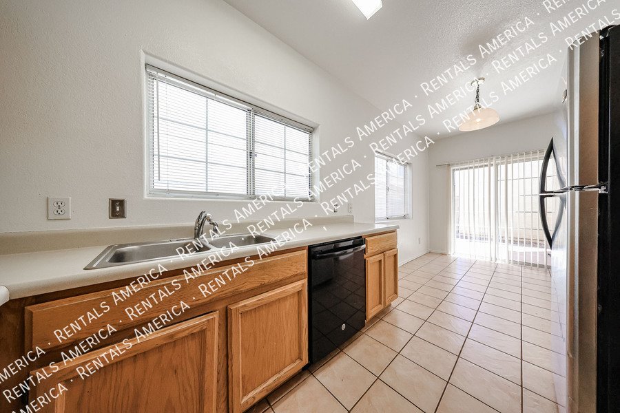 Tempe 2BR Home with 2-Car Garage, Washer/Dryer & Great L property image