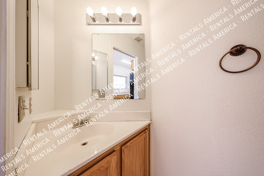 Tempe 2BR Home with 2-Car Garage, Washer/Dryer & Great L property image