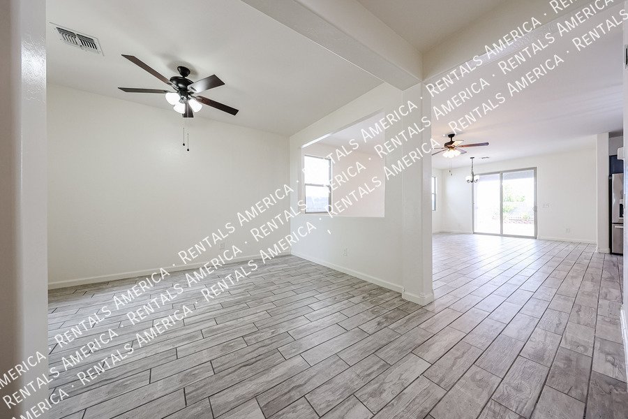 Amazing 3 Bedroom 2 Bath Single Level Home in Peoria property image