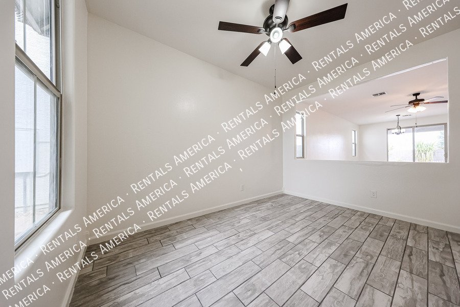 Amazing 3 Bedroom 2 Bath Single Level Home in Peoria property image
