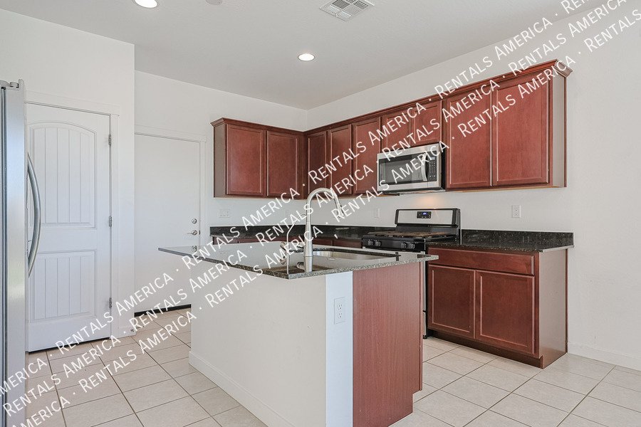 MOVE IN SPECIAL!!!!!4 bedroom 2.5 bath in Glendale property image