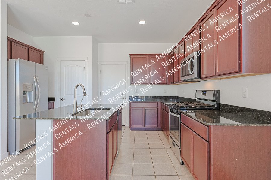 MOVE IN SPECIAL!!!!!4 bedroom 2.5 bath in Glendale property image