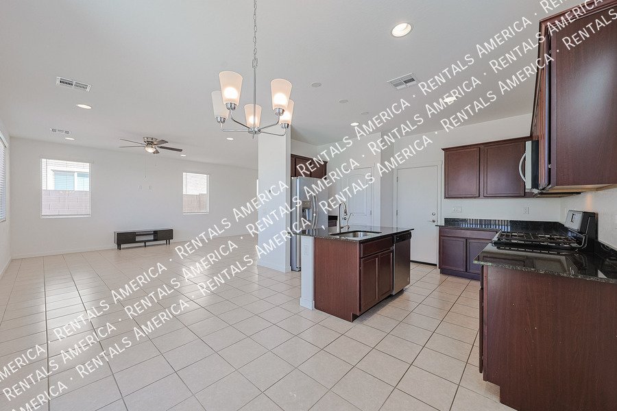 MOVE IN SPECIAL!!!!!4 bedroom 2.5 bath in Glendale property image