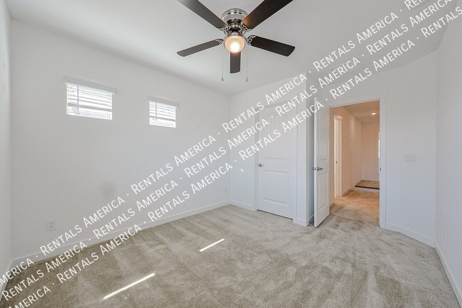 MOVE IN SPECIAL!!!!!4 bedroom 2.5 bath in Glendale property image