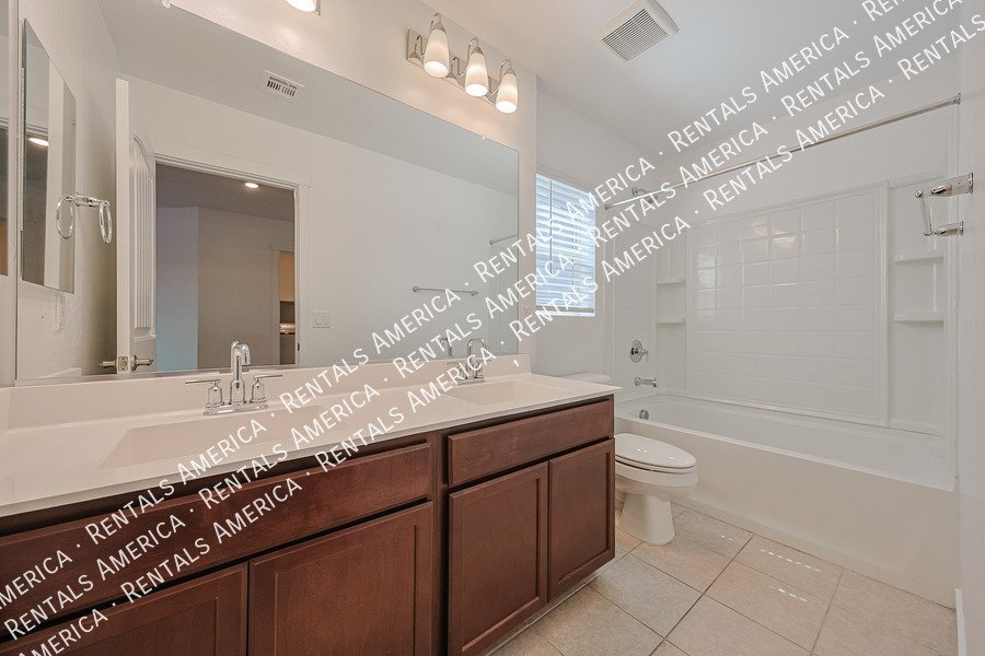 MOVE IN SPECIAL!!!!!4 bedroom 2.5 bath in Glendale property image