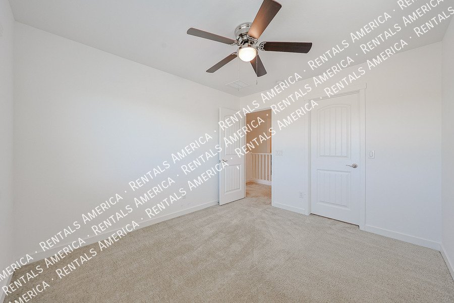 MOVE IN SPECIAL!!!!!4 bedroom 2.5 bath in Glendale property image