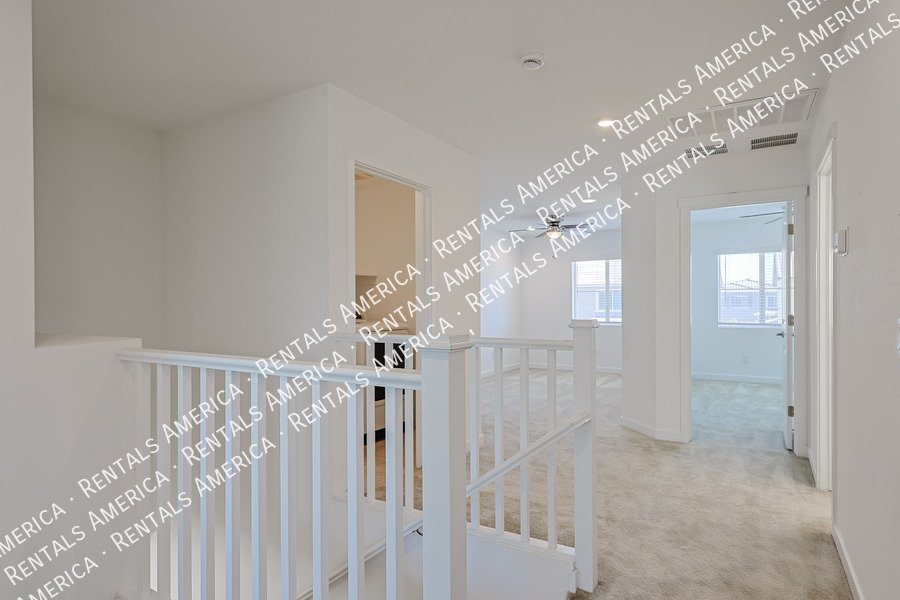 MOVE IN SPECIAL!!!!!4 bedroom 2.5 bath in Glendale property image