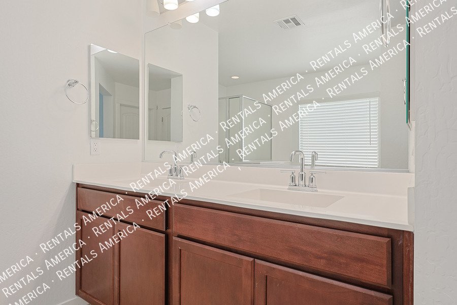 MOVE IN SPECIAL!!!!!4 bedroom 2.5 bath in Glendale property image