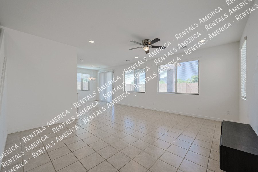 MOVE IN SPECIAL!!!!!4 bedroom 2.5 bath in Glendale property image