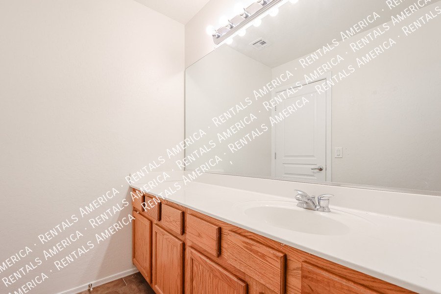 4 bedroom 2.5 bath home in Gilbert property image