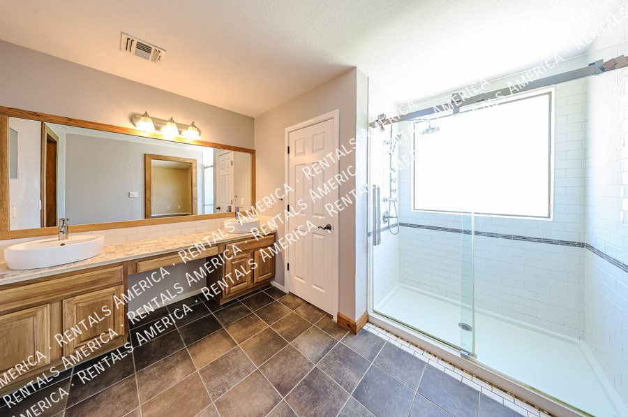 Beautiful 4 bdrm w/Pool in Florence property image
