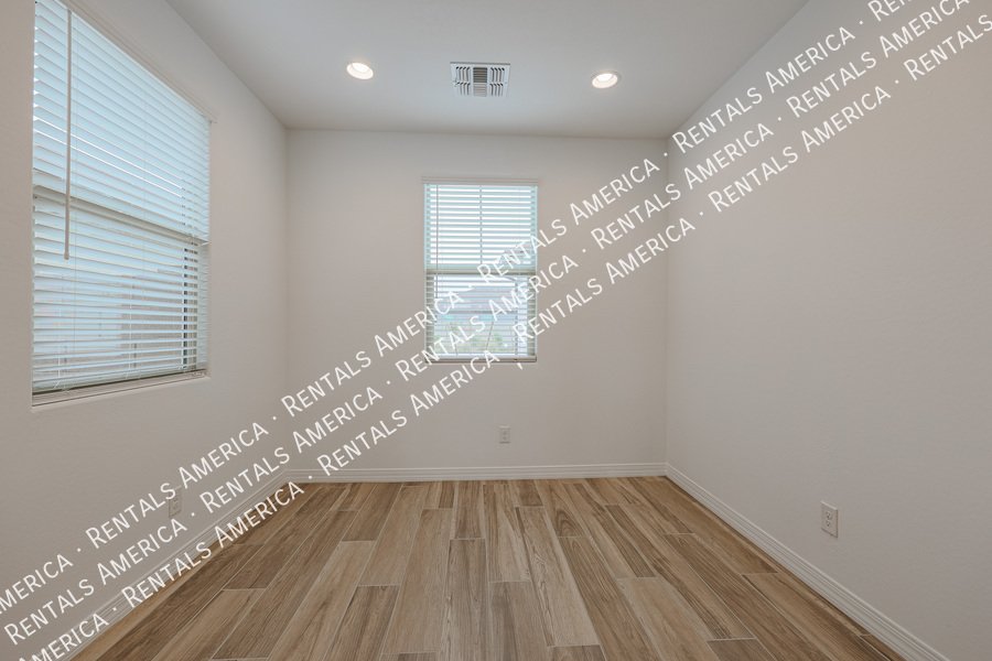 Beautiful and spacious 3 Bed/ 2 Bath in Glendale!! property image