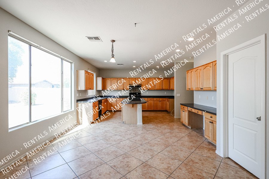 Beautiful 5 bedroom home property image