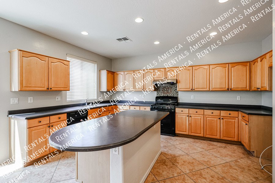 Beautiful 5 bedroom home property image