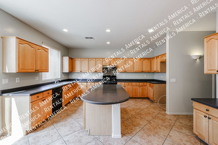 Beautiful 5 bedroom home property image