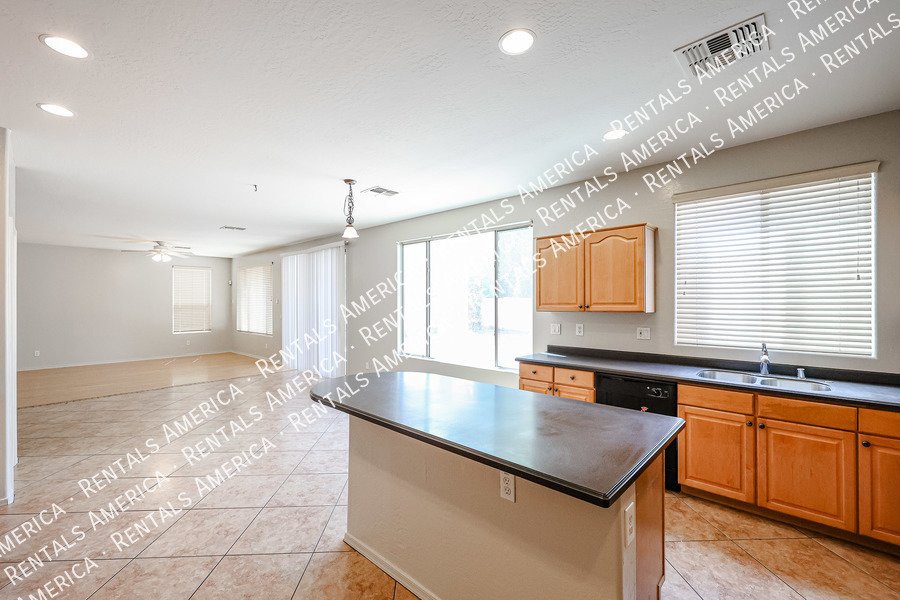 Beautiful 5 bedroom home property image