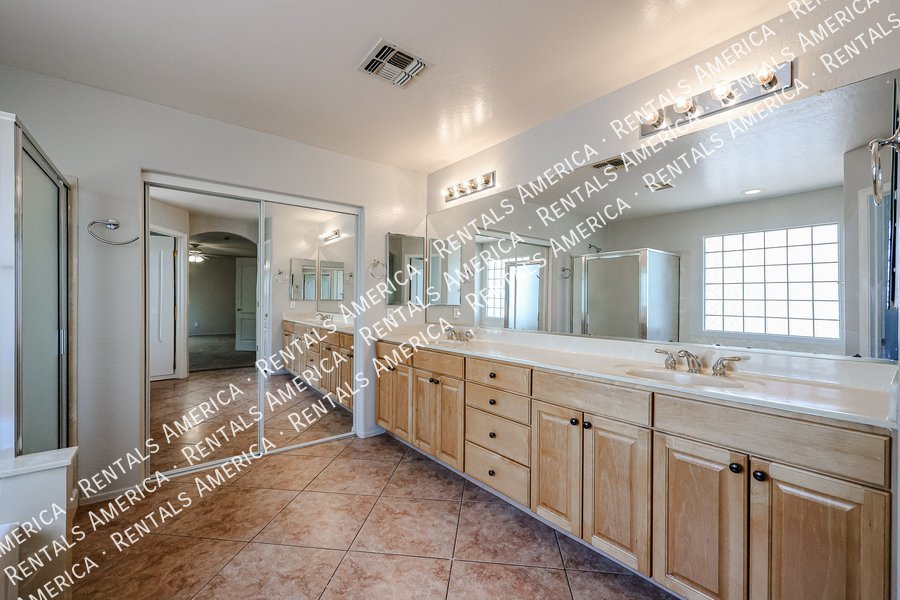 Beautiful 5 bedroom home property image