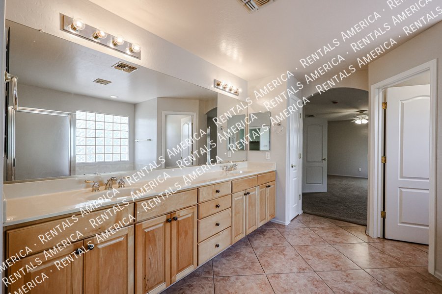 Beautiful 5 bedroom home property image