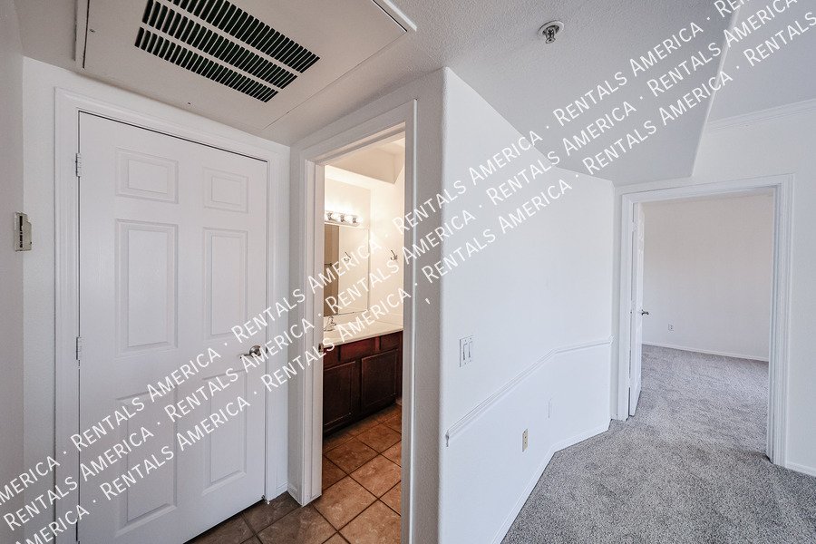 Amazing 1 BR/1 BA Condo in North Scottsale Signature Community property image