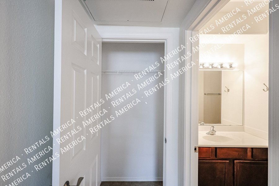 Amazing 1 BR/1 BA Condo in North Scottsale Signature Community property image