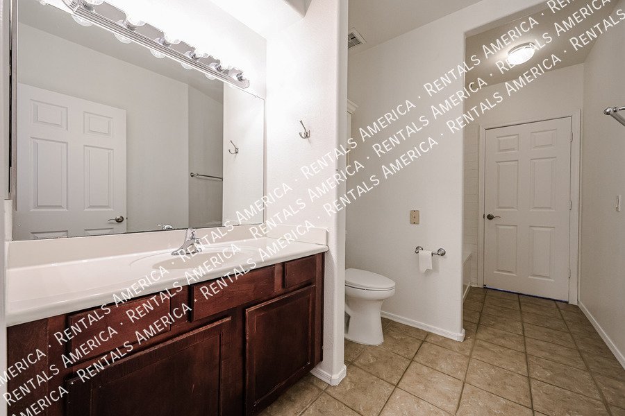 Amazing 1 BR/1 BA Condo in North Scottsale Signature Community property image