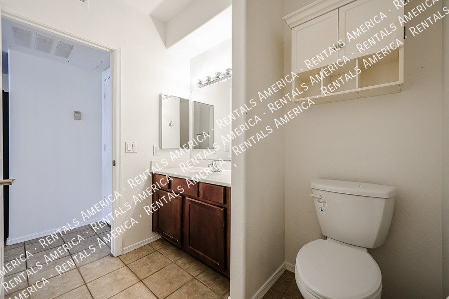 Amazing 1 BR/1 BA Condo in North Scottsale Signature Community property image