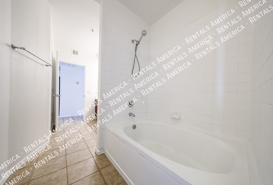 Amazing 1 BR/1 BA Condo in North Scottsale Signature Community property image