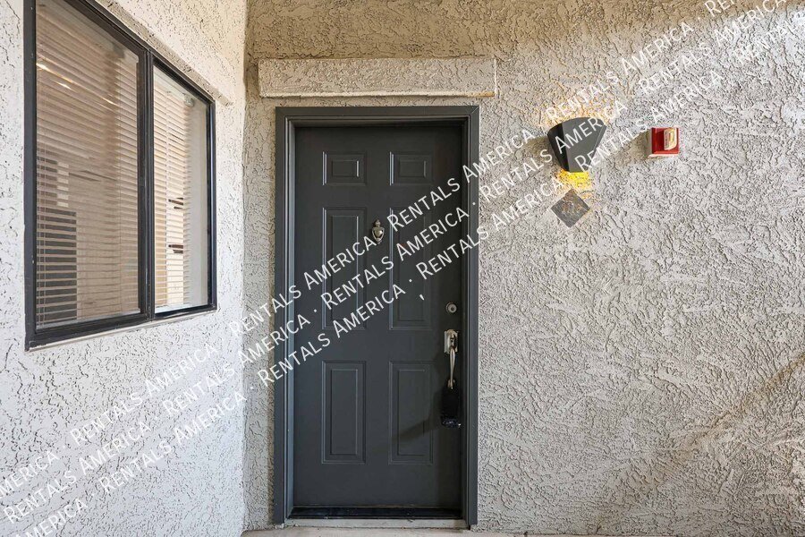 Amazing 1 BR/1 BA Condo in North Scottsale Signature Community property image