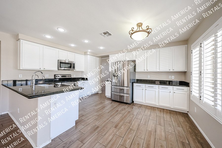 Move in ready 4 bedroom/3 bathroom! property image