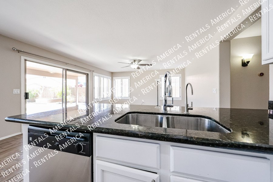 Move in ready 4 bedroom/3 bathroom! property image