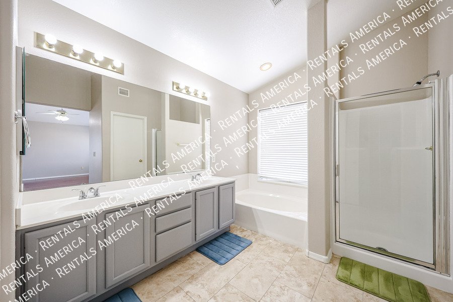 Move in ready 4 bedroom/3 bathroom! property image
