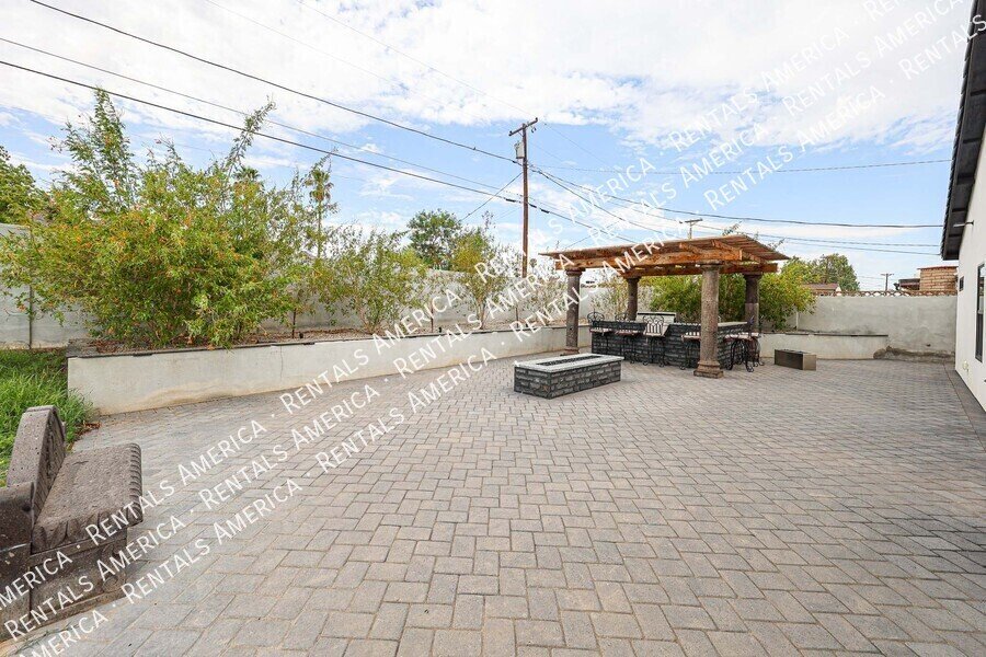 Spacious modern 4-bed, 2-bath home with designer finishes property image