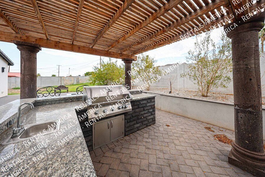 Spacious modern 4-bed, 2-bath home with designer finishes property image