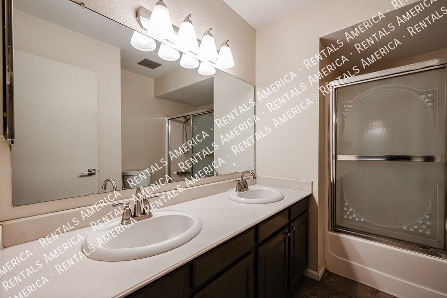 4 bed 2 bath Private Pool No HOA property image