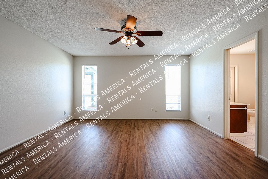 4 bed 2 bath Private Pool No HOA property image