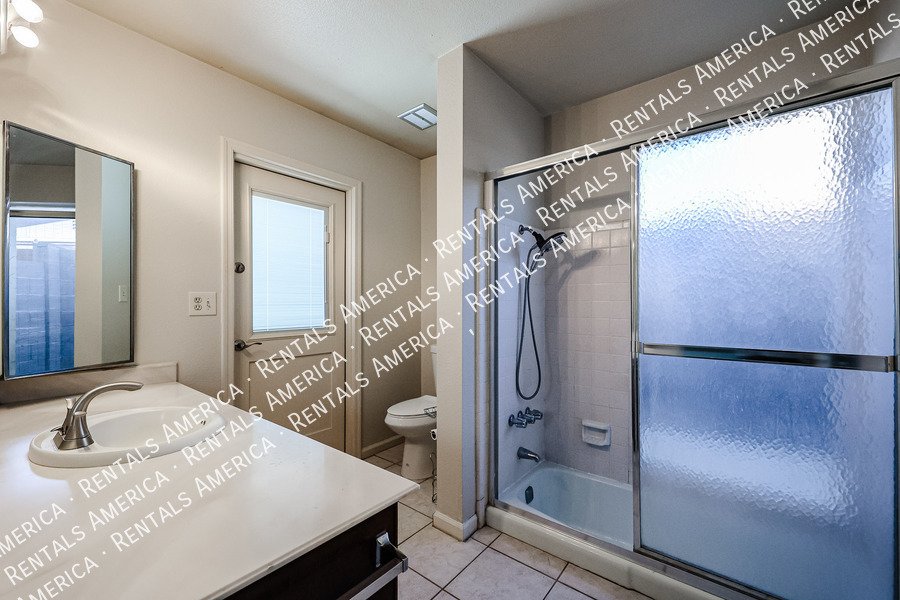 4 bed 2 bath Private Pool No HOA property image