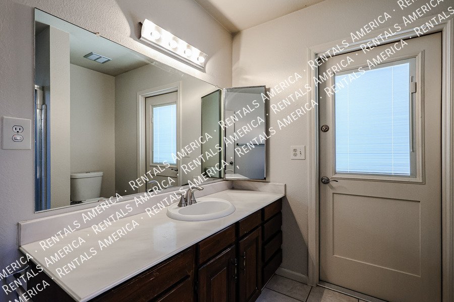 4 bed 2 bath Private Pool No HOA property image